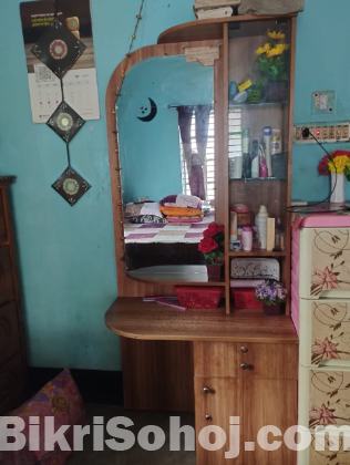 ড্রেসিং টেবিল